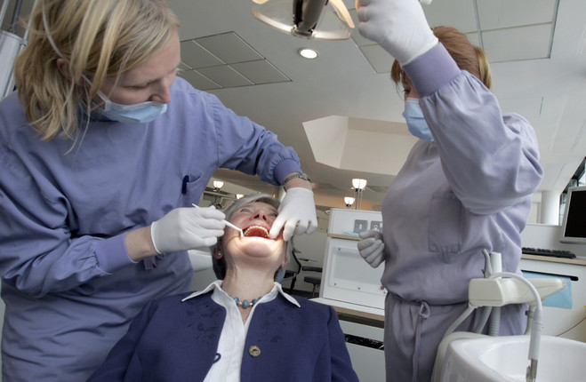 Dentists pass no confidence vote in Donnelly as one in six wait three months for appointment